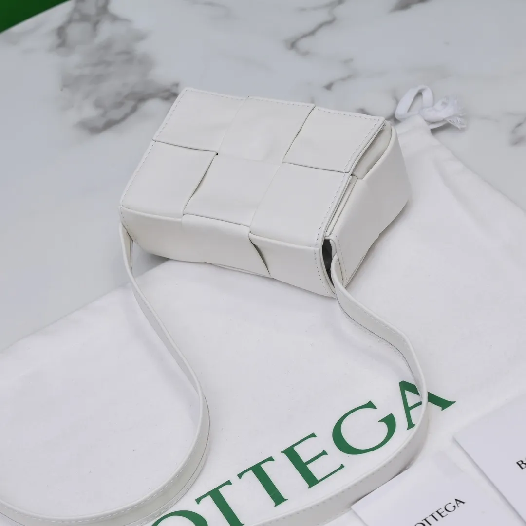 Batch 920 𝗕𝗼𝘁𝘁𝗲𝗴𝗮 𝗩𝗲𝗻𝗲𝘁𝗮———— New product 𝗺𝗶𝗻𝗶 Very cute and super 𝒎𝒊𝒏𝒊 𝒄𝒂𝒔𝒔𝒆𝒕𝒕𝒆, a must-have for delicate girls. It’s the same height as lipstick. Although it can’t fit my mobile phone, it can fit all my cuteness and lipstick❗️ Size: 12*8*4cm Model: 6813# oil wax leather, the latest version of the logo is changed to a rubber block at the bottom